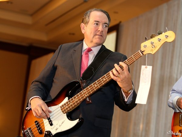 mike-huckabee-bass-player-600x450